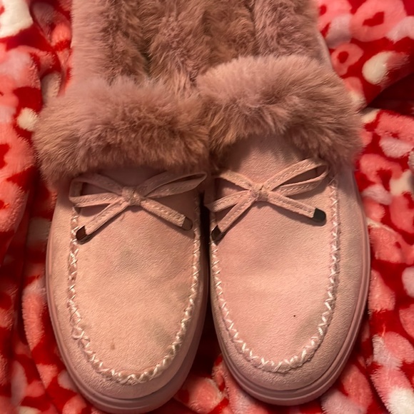 Cute fuzzy shoes size 9 - Picture 1 of 4